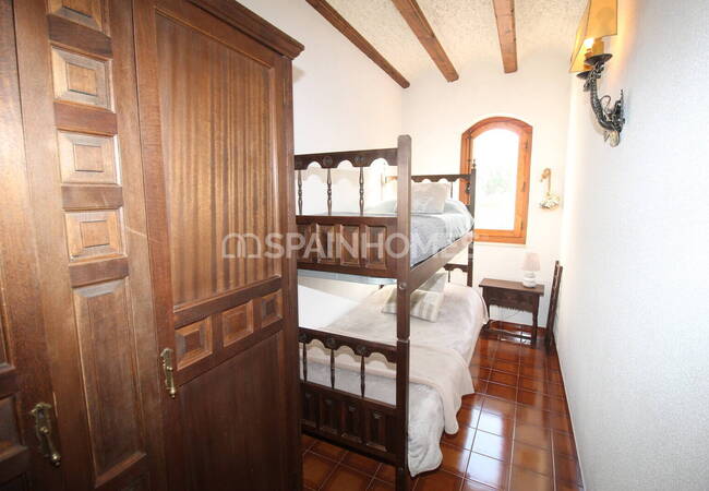 Spacious Real Estate with Private Pool in Alicante Elda 52