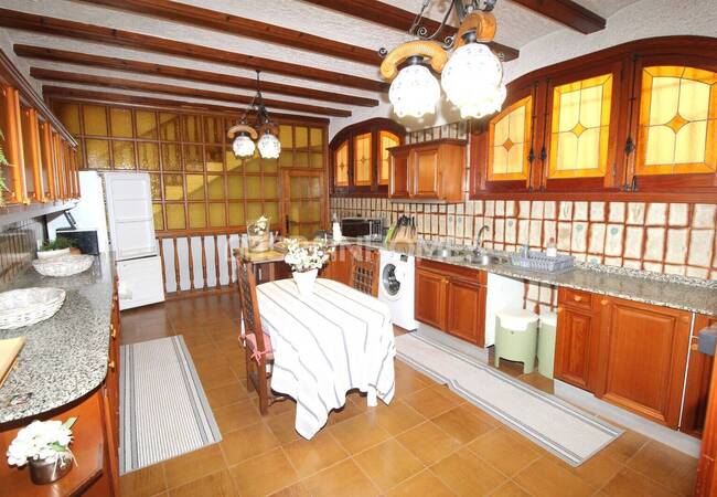 Spacious Real Estate with Private Pool in Alicante Elda 34
