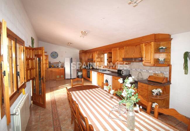Spacious Real Estate with Private Pool in Alicante Elda 38