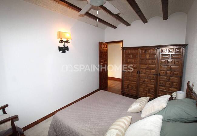 Spacious Real Estate with Private Pool in Alicante Elda 53