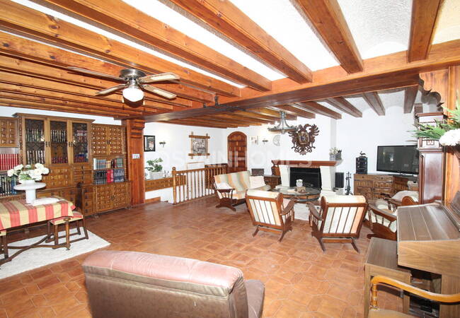 Spacious Real Estate with Private Pool in Alicante Elda 30