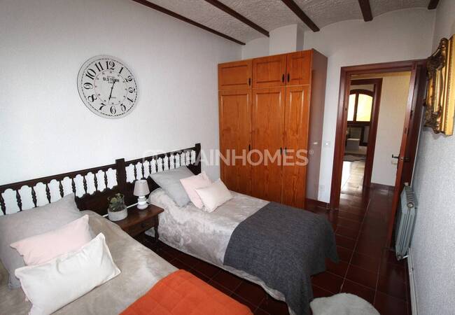 Spacious Real Estate with Private Pool in Alicante Elda 55