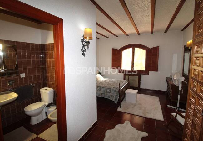 Spacious Real Estate with Private Pool in Alicante Elda 56