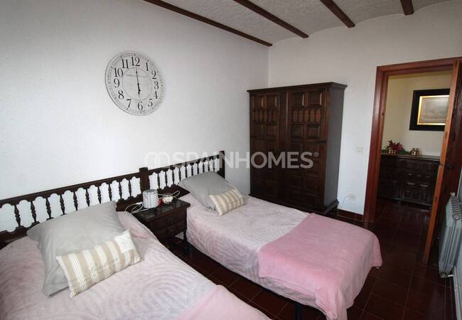 Spacious Real Estate with Private Pool in Alicante Elda 57