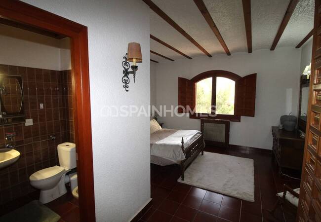 Spacious Real Estate with Private Pool in Alicante Elda 58