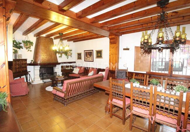 Spacious Real Estate with Private Pool in Alicante Elda 28