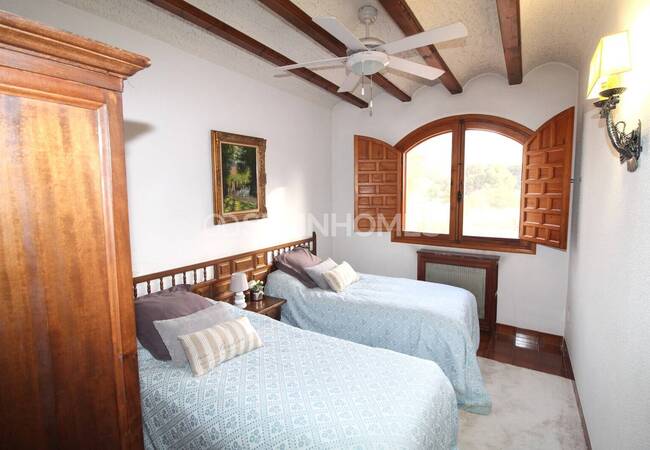 Spacious Real Estate with Private Pool in Alicante Elda 48