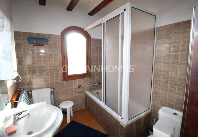 Spacious Real Estate with Private Pool in Alicante Elda 71