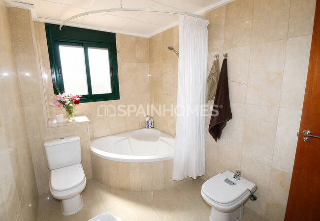 Semi-detached Villa with Extensive Facilities in Rojales Alicante 30