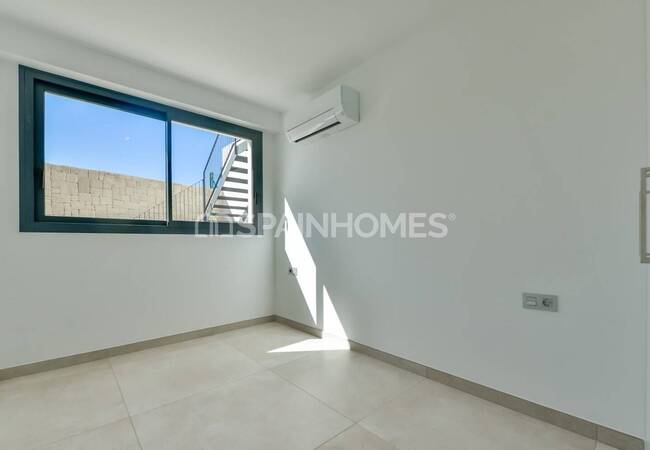Detached 8-bedroom Villa with Pool in Finestrat Alicante 37