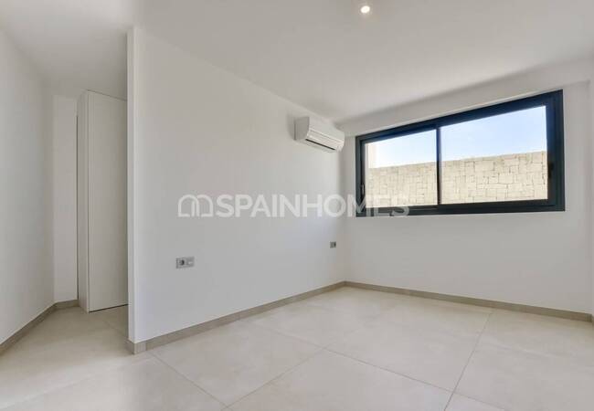 Detached 8-bedroom Villa with Pool in Finestrat Alicante 38