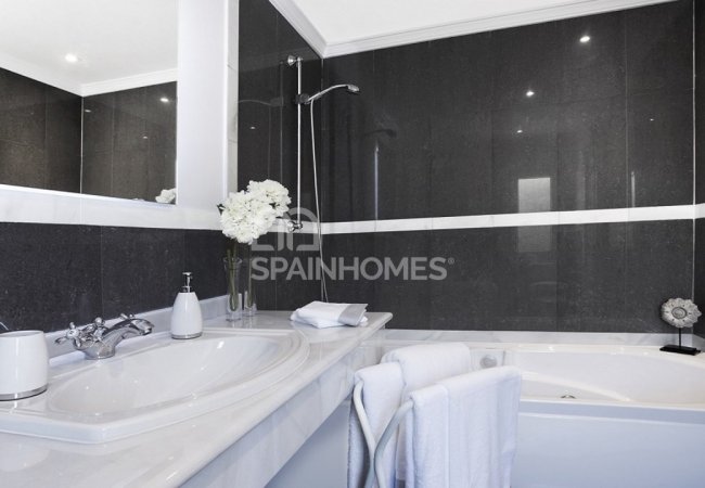 Golf and Sea Views 3 Bedrooms Villas in Estepona Malaga 18