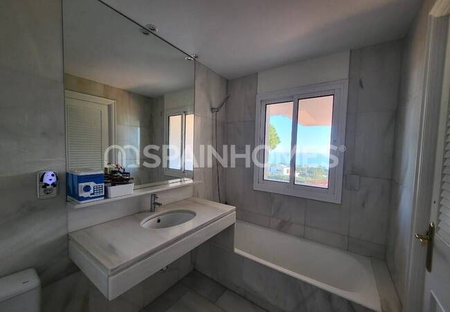 Villa with Pool Near the Sea in Barcelona Alella 17