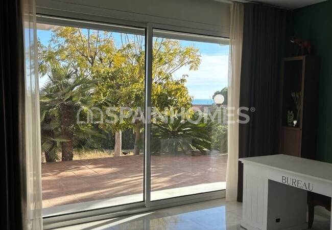 Villa with Pool Near the Sea in Barcelona Alella 11
