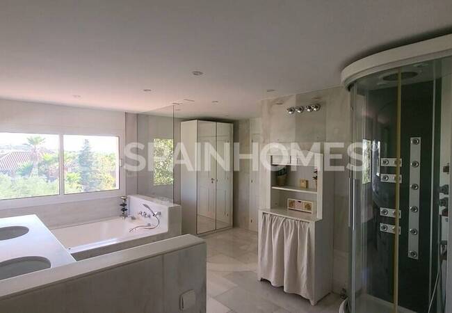 Villa with Pool Near the Sea in Barcelona Alella 14