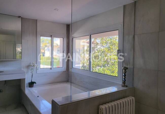 Villa with Pool Near the Sea in Barcelona Alella 15