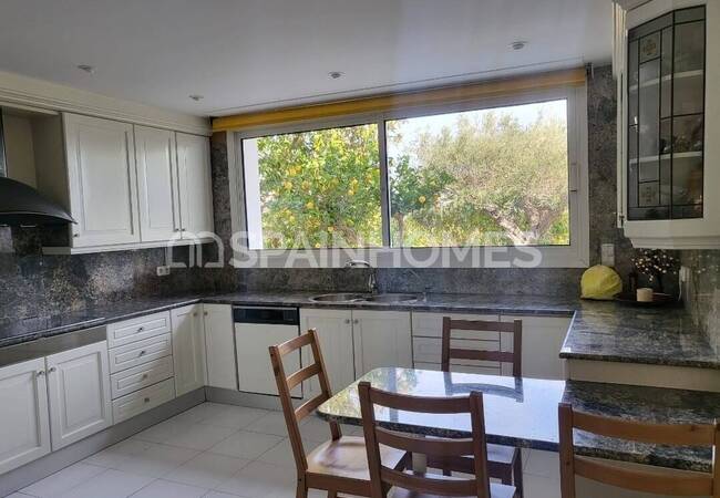 Villa with Pool Near the Sea in Barcelona Alella 8