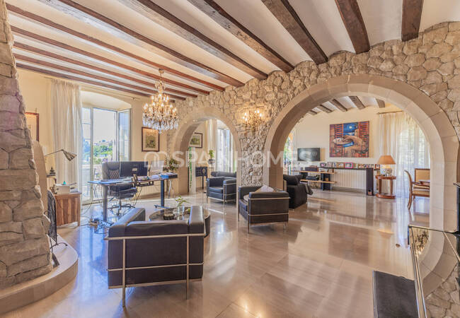 Teià Barcelona’da Özel Havuzlu ve Kapalı Otoparklı Şık Villa 14