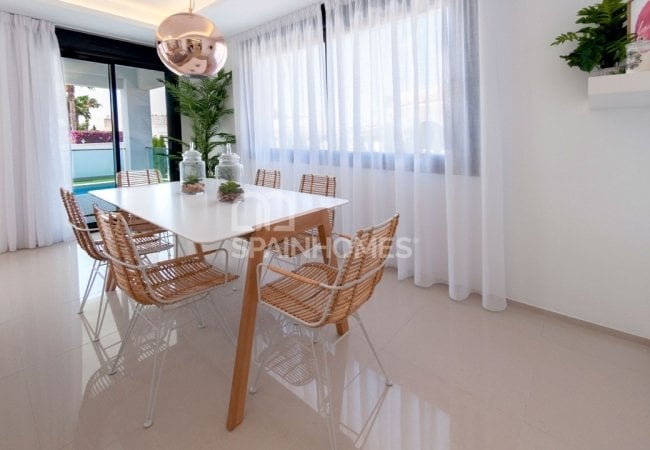 Benijófar Özel Havuzlu ve Bahçeli Çağdaş Villa 12