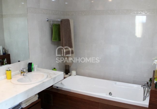 Benalmádena'da Panoramik Deniz Manzaralı Villa 41