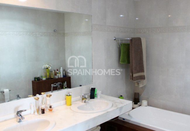 Benalmádena'da Panoramik Deniz Manzaralı Villa 42