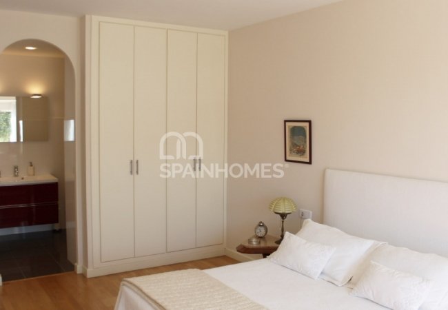 Benalmádena'da Panoramik Deniz Manzaralı Villa 28