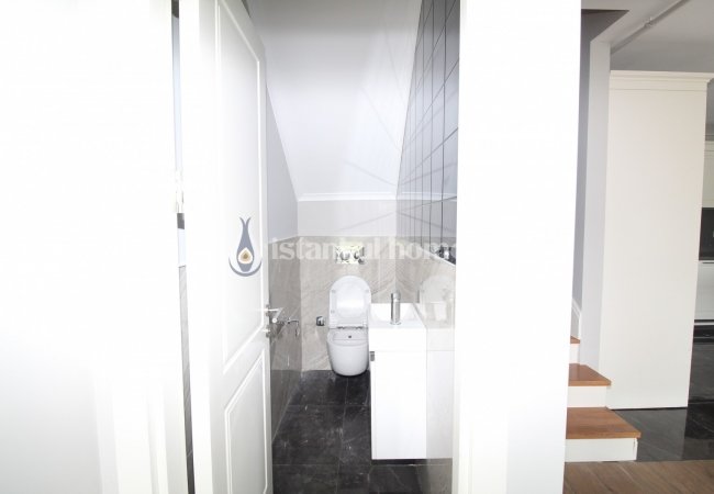 Kilyos'ta Doğa İle İç İçe Deniz Manzaralı Yenilenmiş Villa 19