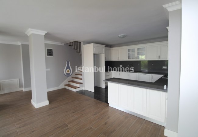 Kilyos'ta Doğa İle İç İçe Deniz Manzaralı Yenilenmiş Villa 11