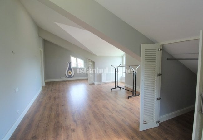 Kilyos'ta Doğa İle İç İçe Deniz Manzaralı Yenilenmiş Villa 16