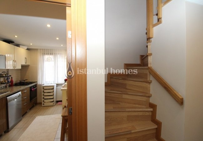 Duplex Flat Within Walking Distance to Subway and Seashore 17