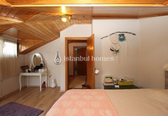 Duplex Flat Within Walking Distance to Subway and Seashore 8