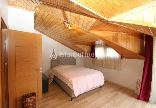 Duplex Flat Within Walking Distance to Subway and Seashore 9