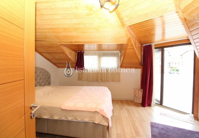 Duplex Flat Within Walking Distance to Subway and Seashore 10