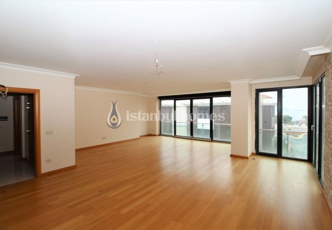 Luxury Apartments in a Secure Complex Near Sea in Maltepe 5