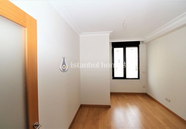 Luxury Apartments in a Secure Complex Near Sea in Maltepe 15