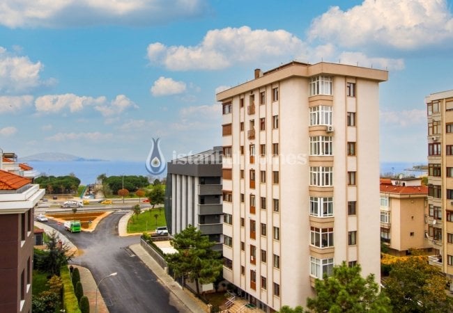 Luxury Apartments in a Secure Complex Near Sea in Maltepe 32