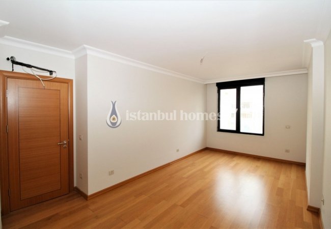 Luxury Apartments in a Secure Complex Near Sea in Maltepe 12