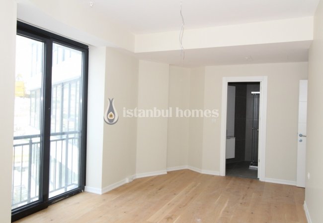 Flats in a Complex on the Transportation Line in Pendik 9