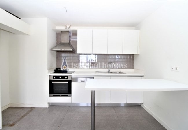 Apartment for Sale in a Complex with Security in Kartal 14