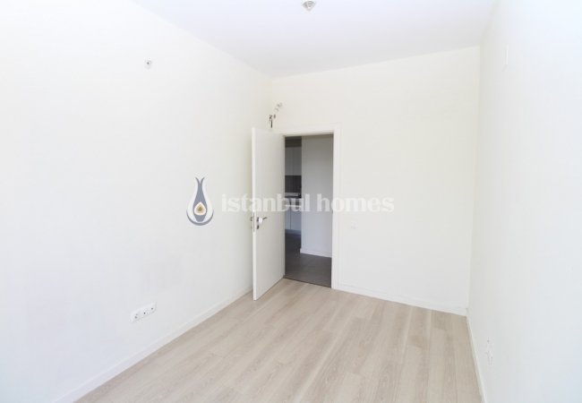Apartment for Sale in a Complex with Security in Kartal 18