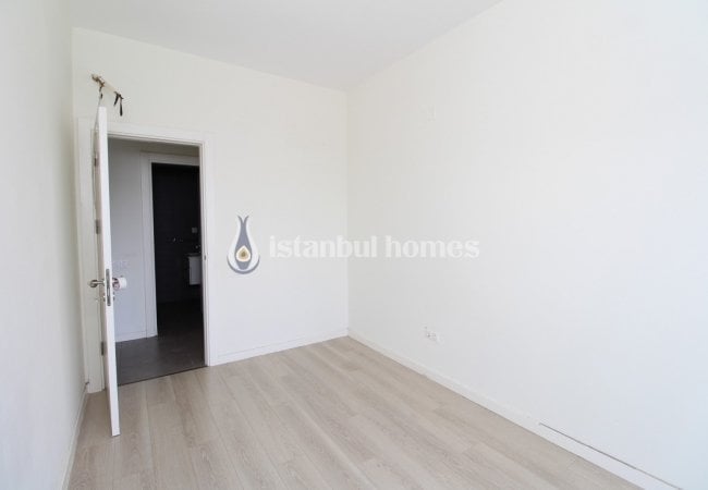 Apartment for Sale in a Complex with Security in Kartal 19