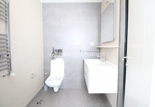 Apartment for Sale in a Complex with Security in Kartal 21