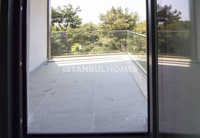 Maltepe'de Sahile Yakın Konumda Doğa Manzaralı Daireler 9