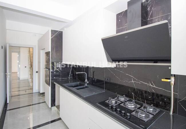 Maltepe'de Sahile Yakın Konumda Doğa Manzaralı Daireler 12