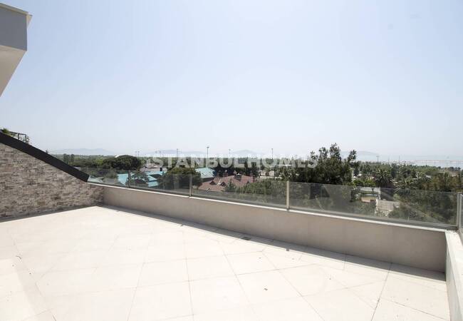 Maltepe'de Sahile Yakın Konumda Doğa Manzaralı Daireler 31