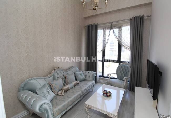 İstanbul’da Havuzlu Sitede Eşyalı Satılık 3+1 Daire 12