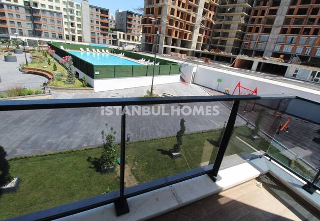 İstanbul’da Havuzlu Sitede Eşyalı Satılık 3+1 Daire 22