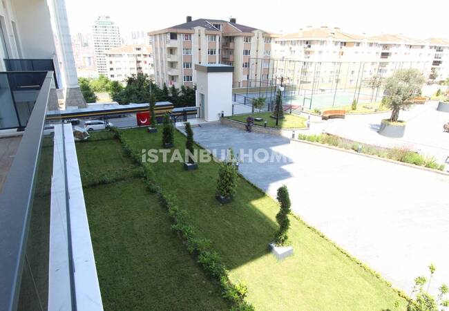 İstanbul’da Havuzlu Sitede Eşyalı Satılık 3+1 Daire 23