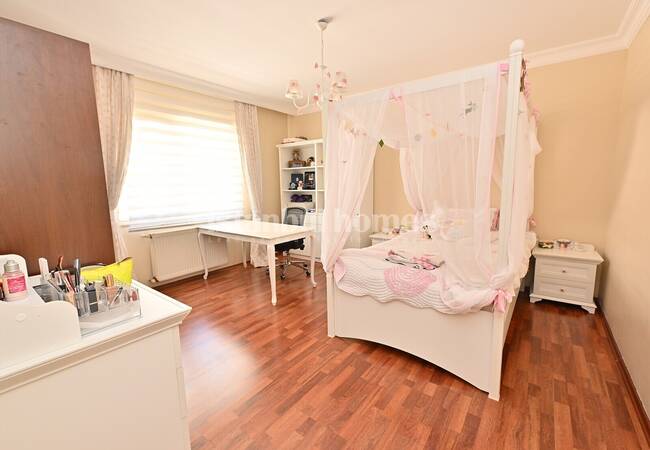 İstanbul Eyüpsultan'da Havuzlu Sitede Ferah Tasarımlı Daire 11