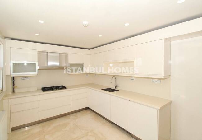 İstanbul Sarıyer'de Boğaz Manzaralı Yenilenmiş Binada Daireler 35